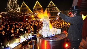 Zeremonienmeister Christoph Lenk bereitet die Feuerzangenbowle zu. Foto:  
