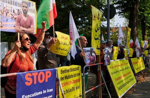 Demonstranten protestierten vor der iranischen Botschaft in Berlin vergebens. Foto: dpa/Annette Riedl