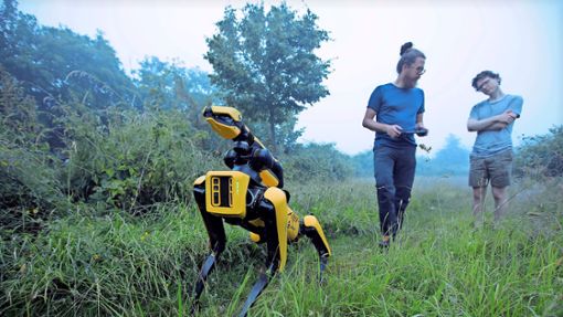 Polybot heißt der autonome Erntehelfer. Hier wird der hundeartige Roboter im Freiland trainiert. Foto: David Hanna/privat