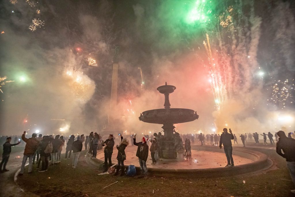 Tausende Menschen feierten auf dem Schlossplatz in Stuttgart ins Neue Jahr.