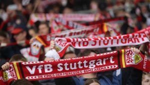 Die Unbekannten raubten in Stuttgart-Mitte den VfB-Schal eines 22-Jährigen. (Symbolbild) Foto: IMAGO/Pressefoto Baumann/IMAGO/Hansjürgen Britsch
