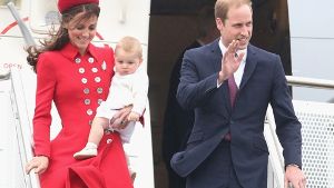 Windig und regnerisch zeigt sich das Wetter bei der ersten großen Reise des kleinen Prinz George nach Neuseeland. Dafür strahlen die Eltern, Herzogin Kate und Prinz William, umso mehr. Hier sind die Fotos von der royalen Kleinfamilie in Neuseeland. Foto: Getty Images AsiaPac