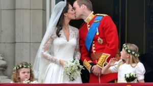 Herzogin Kate und Prinz William feiern 2017 die Zuckerhochzeit. Weitere prominente Hochzeitspaare mit ungewöhnlichen Ehejubiläen zeigt die Bilderstrecke. Foto: dpa