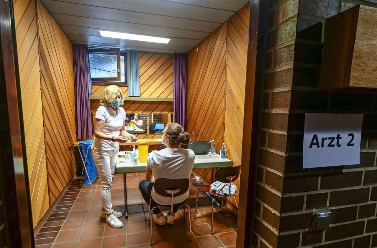 Regine Sanzenbacher impft als eine von drei Ärztinnen in der Korntaler Stadthalle. Vor dem Impfzentrum stehen die Impfwilligen geduldig an. Mehr Fotos finden Sie in der Bildergalerie. Klicken Sie sich durch.