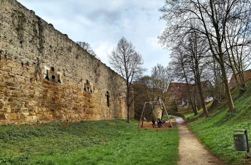 An der Kirchheimer Stadtmauer lassen sich deutlich zwei Bauzeiten ablesen. Foto: /Peter Stotz