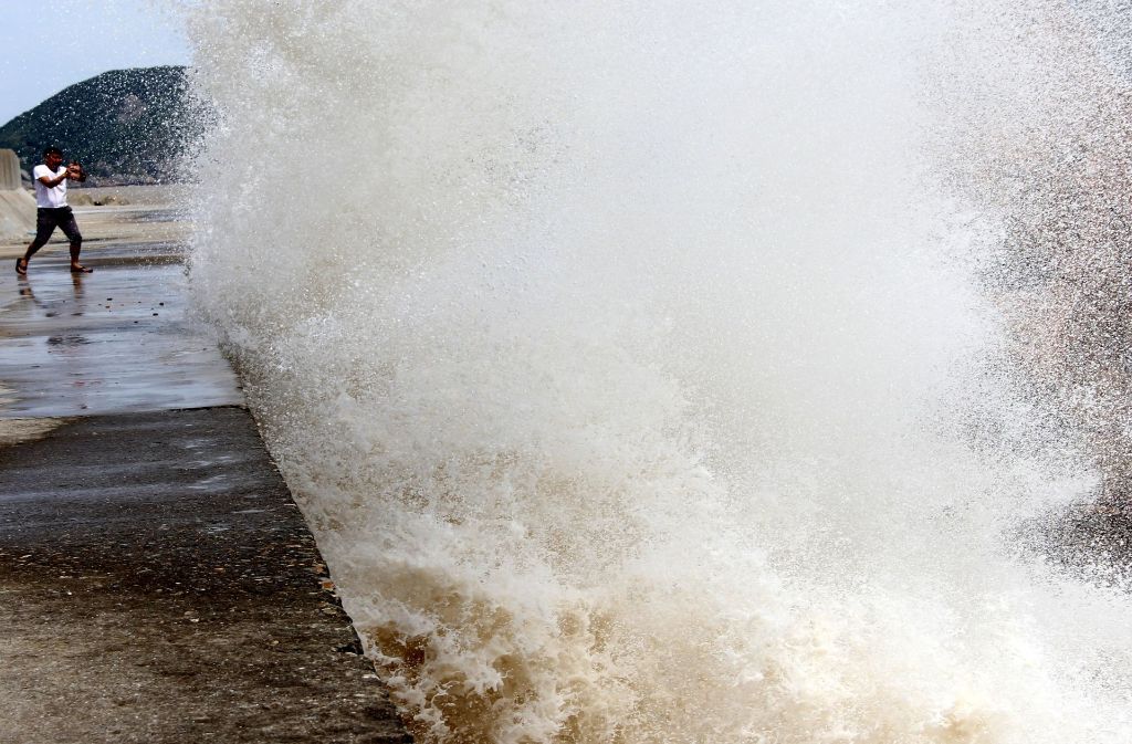 Am Mittwoch brach eine riesige Welle an der Küste von Wenling in der Provinz Zhejiang (China). Foto: dpa