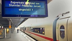 Ein Hinweisschild weist in Essen (Nordrhein-Westfalen) auf den eingestellten Zugverkehr hin. Mit schweren Böen und starken Regengüssen zieht das Sturmtief „Friederike“ über Deutschland. Foto: dpa