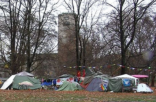 Das Zeltlager im Schlossgarten ist längst zum Politikum geworden. Foto: Simoneit