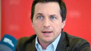 SPD-Landesgeneralsekretär Sascha Binder will ein Ende der aktuellen Bundesliga-Saison. Foto: dpa/Sebastian Gollnow