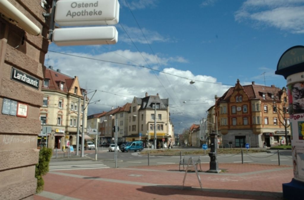 Am Ostendplatz kreuzen sich Haußmann-, Landhaus- und Ostendstraße, außerdem fährt die Stadtbahnlinie U 4 mitten über den Kreisel. Der Scheibenwirt rechts im Hintergrund ist eine Institution.