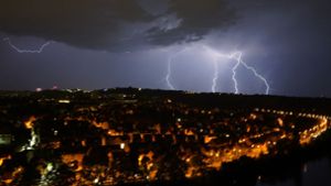 Bereits in der Nacht auf Samstag schlugen Blitze am Stuttgarter Burgholzhof und am Schnarrenberg ein. In unserer Fotostrecke Sehen sie weitere Bilder vom Unwetter in Baden-Württemberg. Foto: Andreas Rosar / Fotoagentur-Stuttg