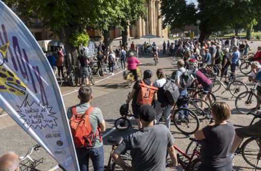 Zahlreiche Radfahrer haben in der vergangenen Woche dagegen protestiert, dass neben der  Hauptradroute 1 vor der Oper eine Gartenwirtschaft eröffnet werden soll. Foto: Lichtgut/Julian Rettig