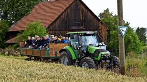 Bei der Felderrundfahrt ging es mit drei Traktoren über Weilimdorfs Äcker und Wiesen. Die Landwirte berichteten vom Zustand ihrer Kulturen. Foto: Leonie Schüler