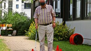 Wolfgang Georgii ertastet mit dem Blindenstock seinen Weg. Foto: Alexandra Kratz