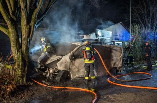 Der ausgebrannte Transporter in Stuttgart-Feuerbach. Foto: 7aktuell.de/Simon Adomat
