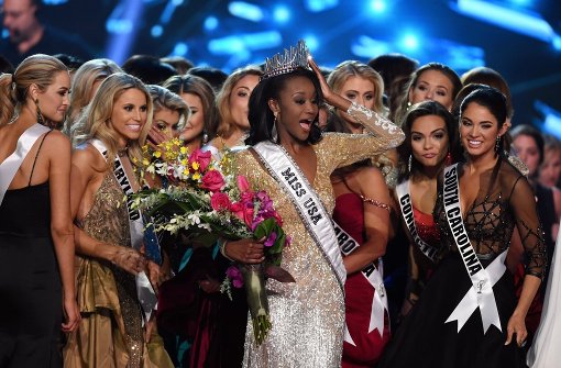 Kann ihr Glück kaum fassen: Die Offizierin Deshauna Barber (Mitte) gewinnt den Miss USA-Titel. Foto: GETTY