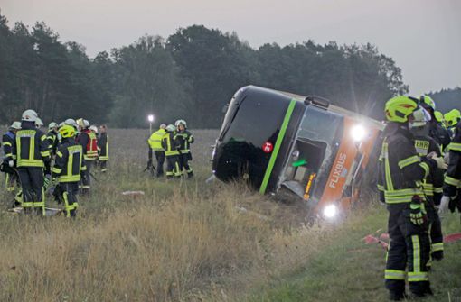 Wie viele Verletzte es bei dem Fernbusunfall auf der Autobahn bei Wöbbelin gab, ist noch unklar. Foto: dpa/Ralf Drefin
