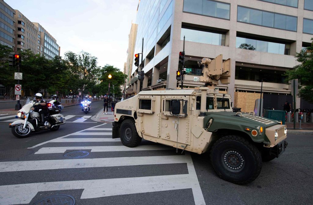 Ein Militär-Humvee blockiert eine Straße in Washington. US-Präsident Donald Trump will die US-Armee gegen die derzeitigen Aufstände einsetzen.