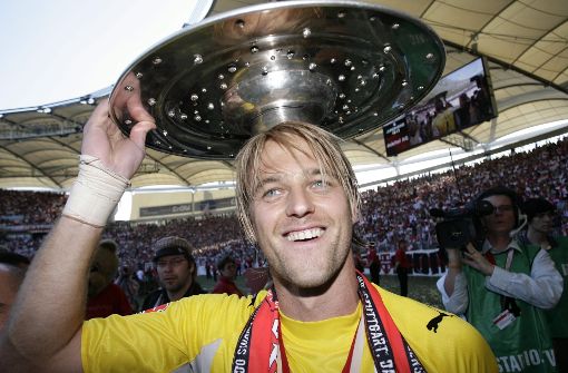 Vor rund zehn Jahren: der damalige VfB-Torhüter Timo Hildebrand mit der Meisterschale. Jetzt ist er für eine Benefiz-Aktion unterwegs. Foto: dpa