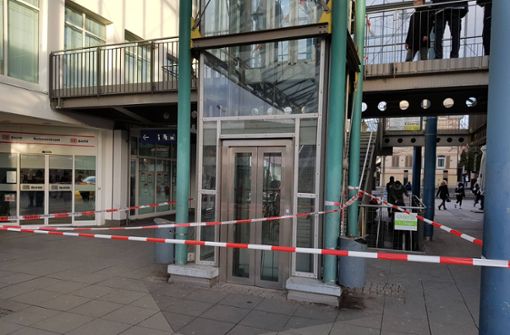 Beim Kornwestheimer Bahnhof ist ein Aufzug abgestürzt, zwei Personen werden verletzt. Foto: 7aktuell.de/