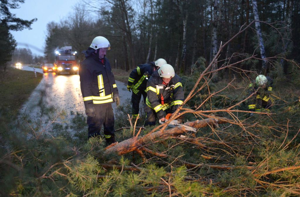 Die Rettungskräfte und Polizei waren durch umgefallene Bäume und zahlreiche Unfälle im Dauereinsatz.
