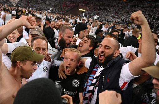 Die Eintracht-Fans jubeln nach dem Erfolg über West Ham United über den Einzug ins Europa-League-Finale. Foto: dpa/Arne Dedert