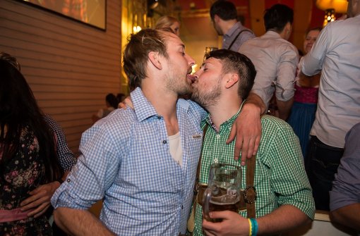 Nach der richtigen Menge Bier ist fast alles egal: Niemand wird je erfahren, wie gerne sich diese beiden jungen Männer wirklich haben. Foto: 7aktuell.de/Franzese