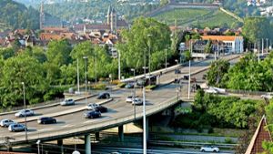 Die Vogelsangbrücke führt über die  B 10, den Neckar und die Bahnlinie.  Ihre Lebenszeit läuft langsam  ab, haben  die Prüfingenieure  ermittelt. Foto: Horst Rudel