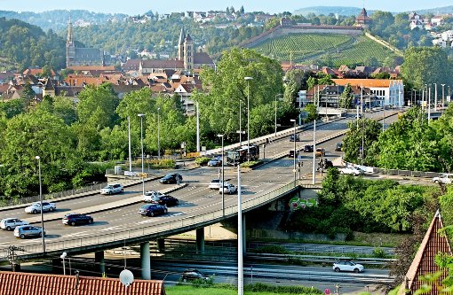 Die Vogelsangbrücke führt über die  B 10, den Neckar und die Bahnlinie.  Ihre Lebenszeit läuft langsam  ab, haben  die Prüfingenieure  ermittelt. Foto: Horst Rudel