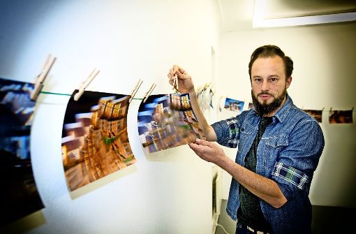 Johann Reißer hat Bilder aus Esslingen mit Hilfe einer Glasscherbe verfremdet. Foto: Rudel