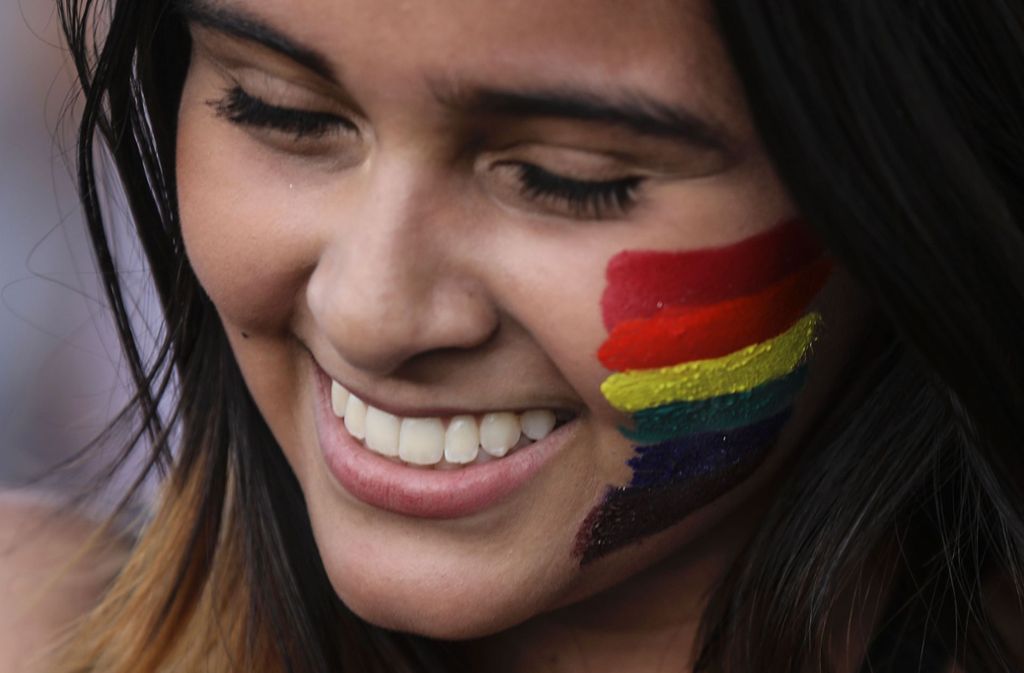 Viele Teilnehmer der Gay Pride in Medellin hatten sich die Regenbogenfahne ins Gesicht gemalt.