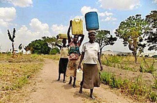 Lange Wege legen diese Frauen in Uganda zurück, um ihre Familien mit Wasser zu versorgen. Das soll sich ändern.. Foto: privat