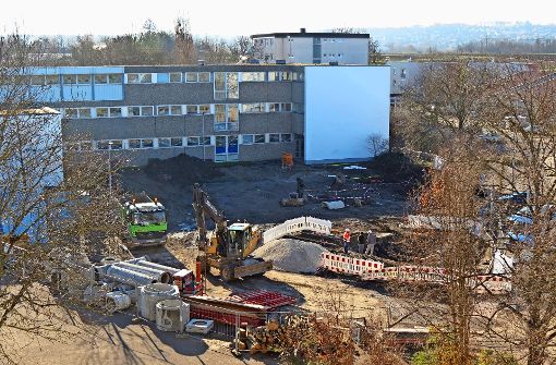 Hinter der Gotthard-Müller-Schule bereiten die Bauarbeiter einen   provisorischen Schulhof vor. Foto: Götz Schultheiss