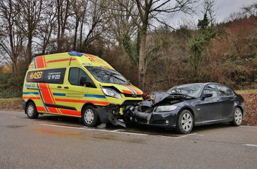 Der Krankenwagen und der BMW stießen frontal zusammen. Foto: 7aktuell.de/ Lermer
