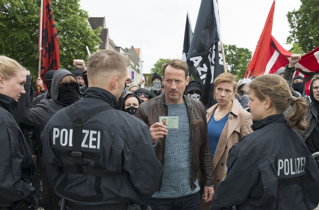 Falke (Wotan Wilke Möhring) und Kollegin Grosz (Franziska Weisz), zum Schutz der Parteispitze der rechtspopulistischen „Neuen Patrioten“ abbestellt, geraten in eine Gegen-Demo der Linksautonomen.