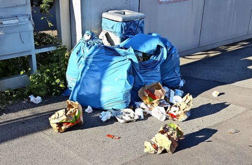 Vier blaue Müllsäcke sind prall gefüllt – die Gemeinde nahm sie nicht mit, weil sie ohne Absprache aufgehängt worden waren. Foto: privat