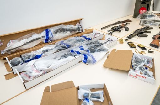 Beweismittel in Form von Waffen, die bei einem SEK-Einsatz in Boxberg sichergestellt wurden, liegen eingepackt in Plastikfolie auf einem Tisch im Polizeipräsidium Heilbronn (Archivbild). Foto: dpa/Christoph Schmidt