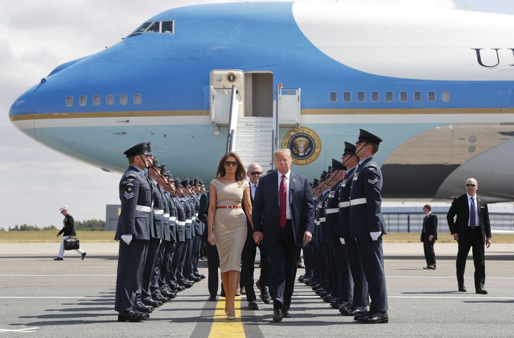 Donald Trump, hier mit seiner Frau Melania bei einem Besuch in London, hat ein neues Dienstflugzeug in Auftrag gegeben.
