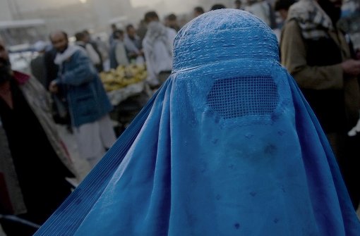 Eine Frau in Afghanistan trägt eine Burka. Foto: AFP