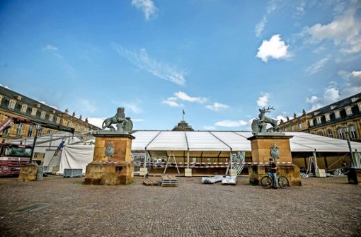 Das Festzelt steht im Ehrenhof des Neuen Schlosses. Foto: Lichtgut/Leif Piechowski