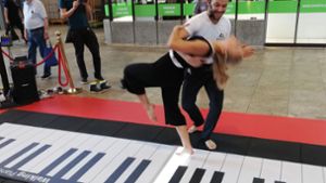 Dennis Volk wirbelt seine Partnerin Leslie Lynn auf dem Walking Piano umher. Die beiden treten mit dem Fußbodenklavier in Deutschland und im Ausland auf. Foto: Cedric Rehman