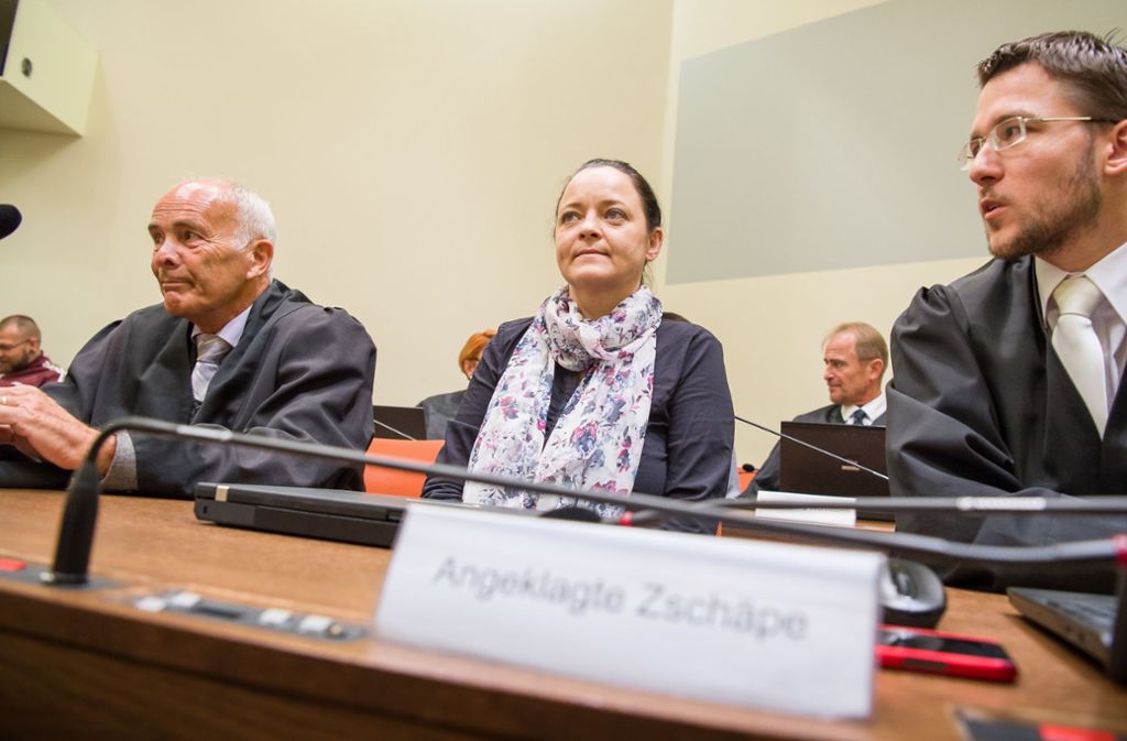 Die Angeklagte Beate Zschäpe sitzt im Gerichtssaal des Oberlandesgericht zwischen ihren Anwälten Hermann Borchert (l) und Mathias Grasel (r). Foto: dpa