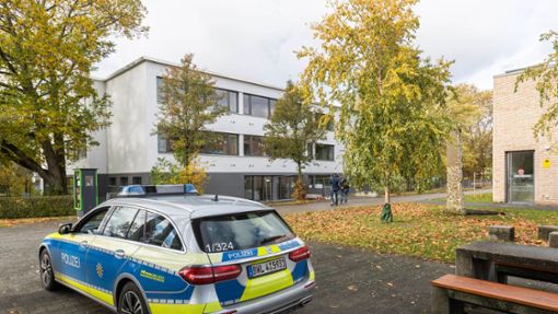 Ein Einsatzfahrzeug der Polizei steht vor der Schule, an der ein 15-Jähriger einen Mitschüler erschossen hat. Foto: dpa/Philipp von Ditfurth