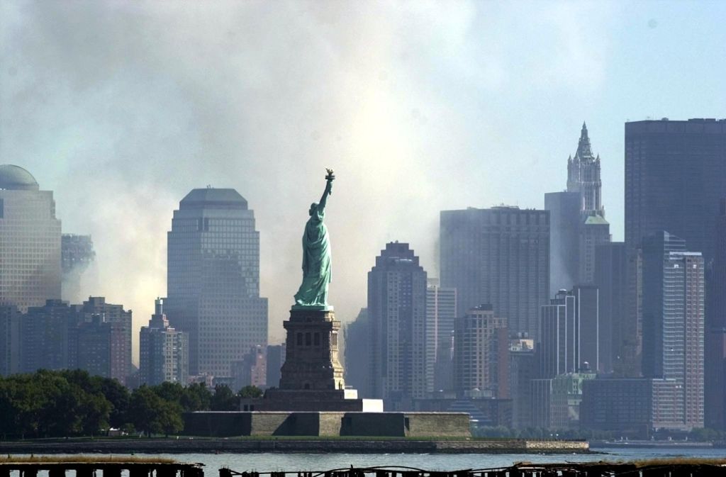 Rauchschwaden und Aschewolken zogen am 11. September 2001 durch New York City: Zwei Flugzeuge hatten das World Trade Center zum Einsturz gebracht.