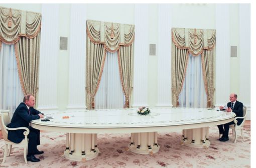 Auf Distanz: Wladimir Putin und Olaf Scholz sitzen  sich bei ihrem Treffen in Moskau an einem sechs Meter langen Tisch gegenüber. Foto: imago/ITAR-TASS/Mikhail Klimentyev