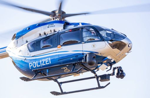Die Polizei rückt vorsorglich mit vielen Kräften aus – unter anderem einem Helikopter. (Symbolfoto) Foto: IMAGO/Karsten Schmalz