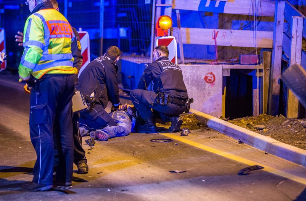 Die Szene am 19. Februar 2017: Polizisten haben einen Mann überwältigt – eine strafbare Aktion? Foto: 7aktuell.de/Simon Adomat