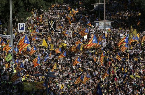 In Barcelona demonstrieren mehr als 100 0000 Separatisten. Foto: AP