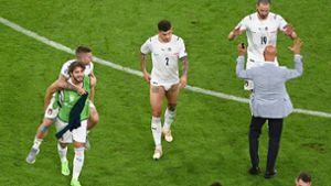 Einige Spieler gaben nach der Partie ihre Hosen ab. Foto: AFP/STUART FRANKLIN