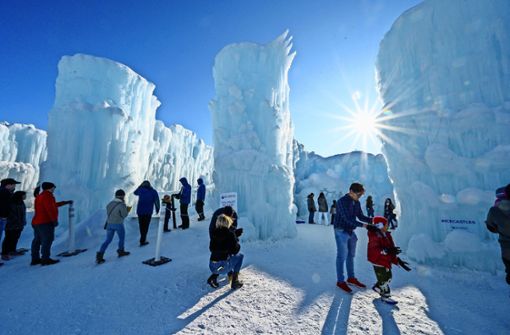 Die künstlich angelegten Eisschlösser vor der Stadt Edmonton sind jedes Jahr ein Besuchermagnet. Foto: Martin Wein